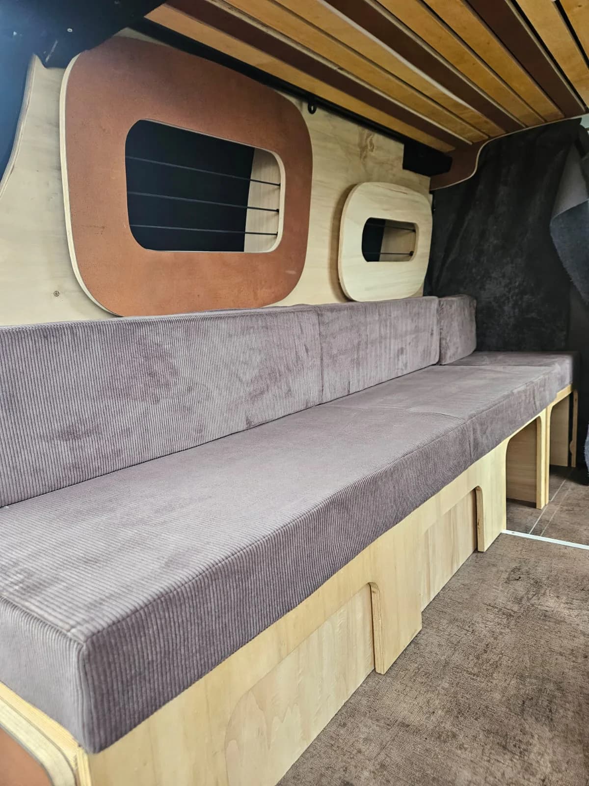 Banquette grise sur mesure installée dans un Volkswagen ID. Buzz.