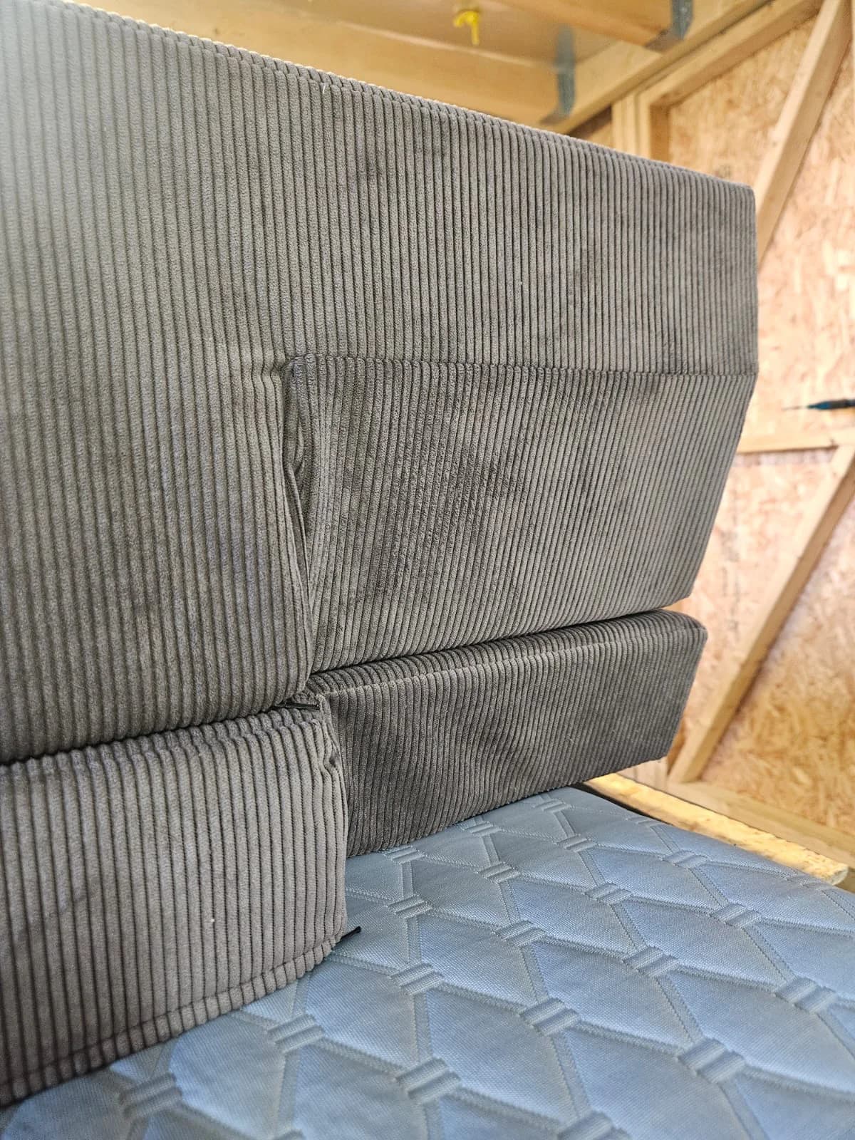 Coussins gris découpés et houssés sur mesure pour un Volkswagen ID. Buzz.