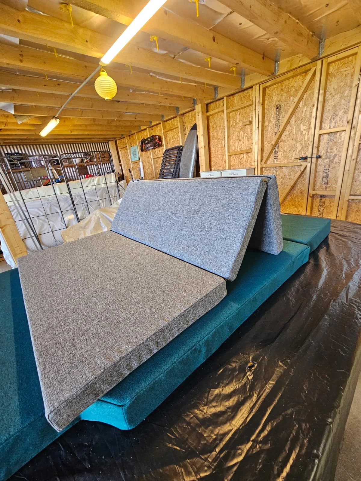 Matelas pliant gris et vert réalisé pour la réhausse d’un Combi.