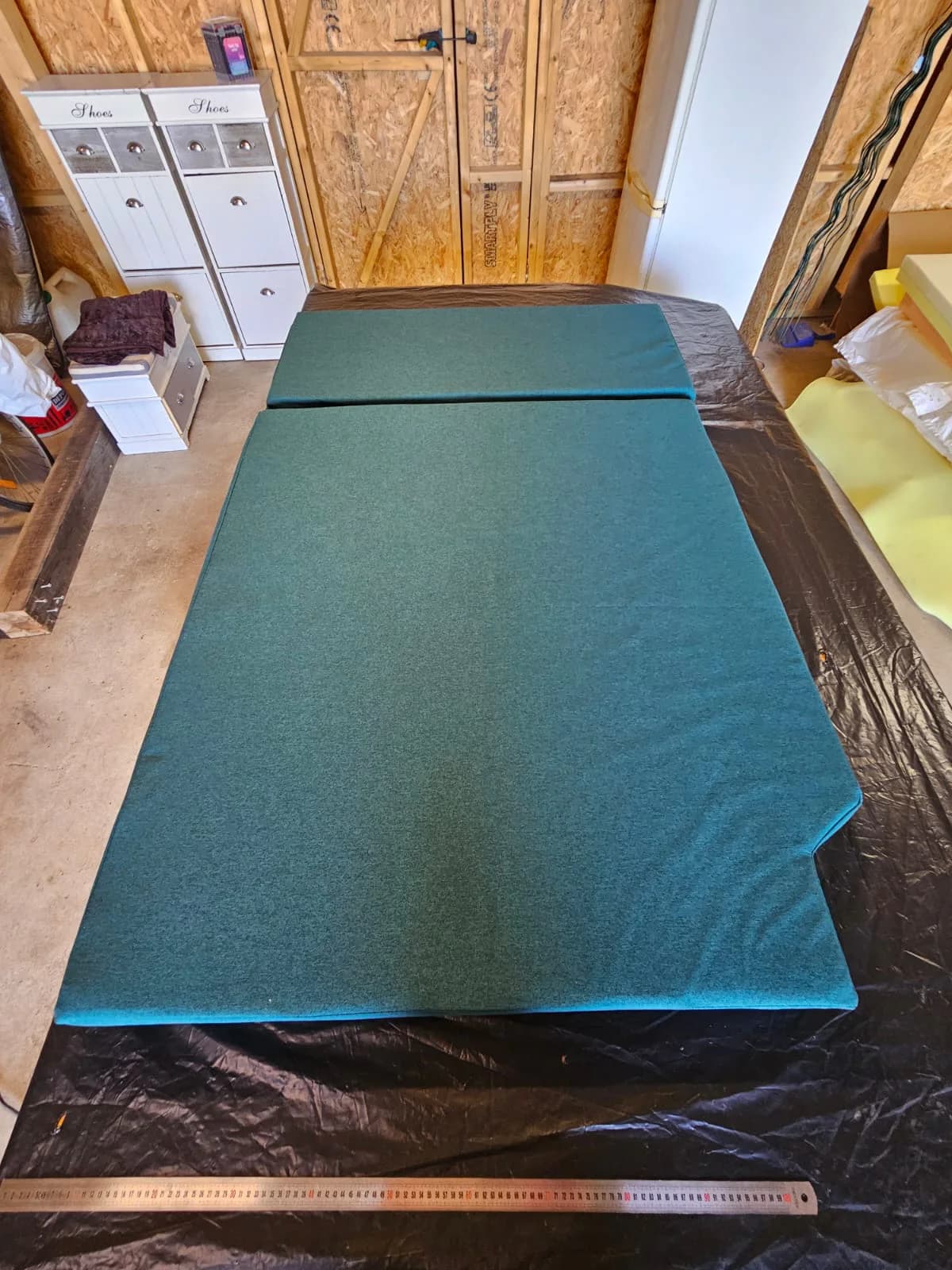 Grand matelas vert en plusieurs parties réalisé pour un Volkswagen.