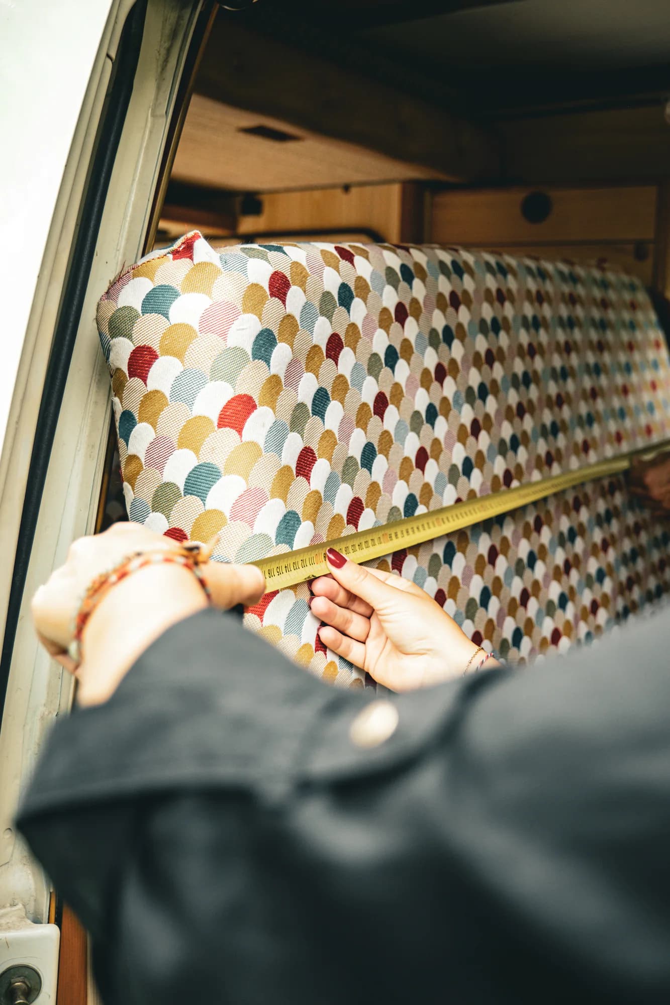 Mesure précise d’une banquette multicolore dans un van.