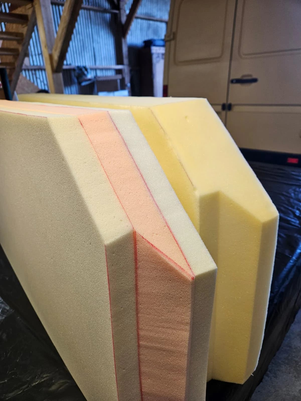 Éléments de mousse assemblés pour former un couchage de Ducato.