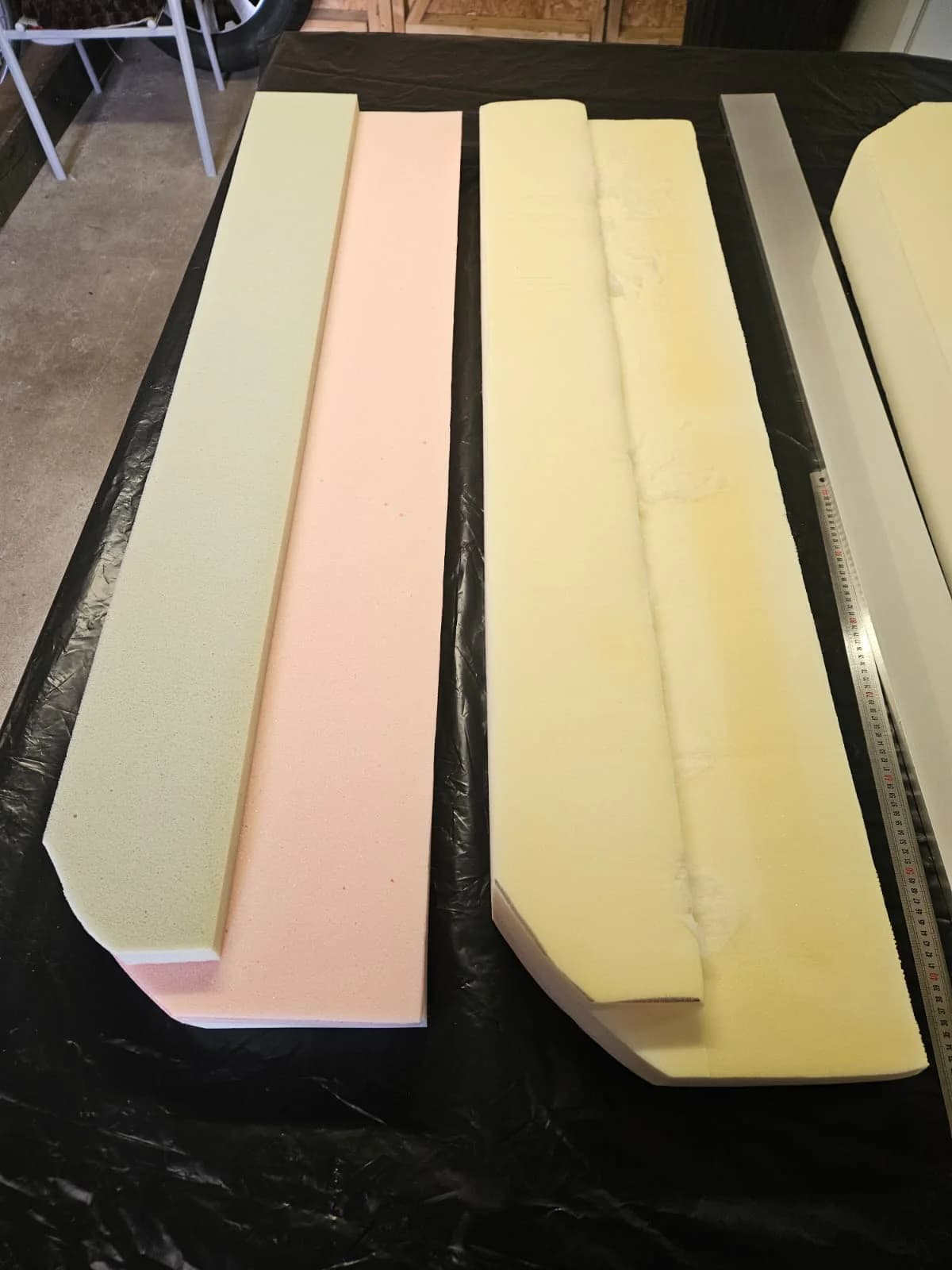 Éléments de mousse découpés sur mesure pour un Fiat Ducato.