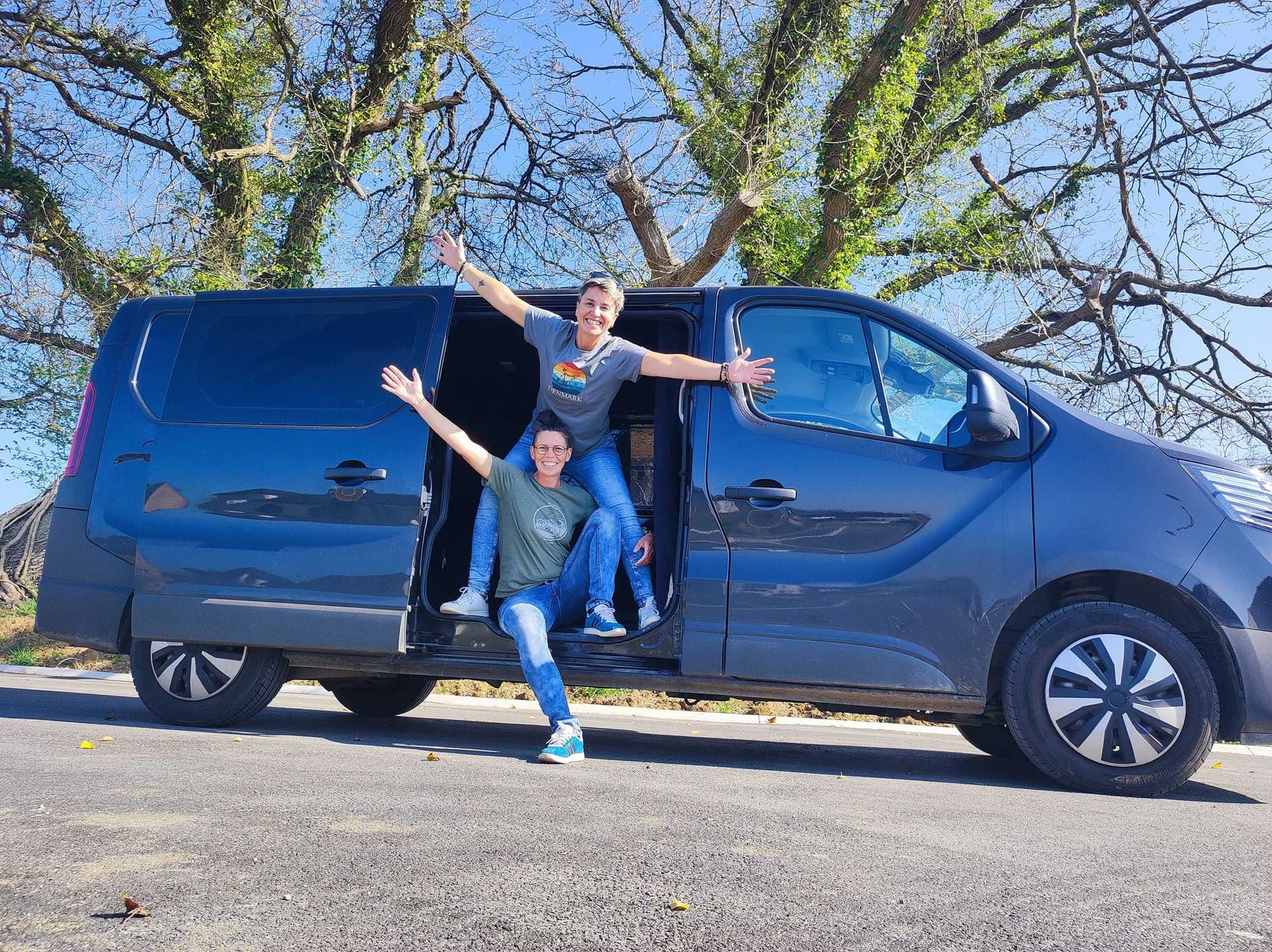 Barbara et Valérie sourient devant leur Renault Trafic aménagé Ch’tiot Bidule.