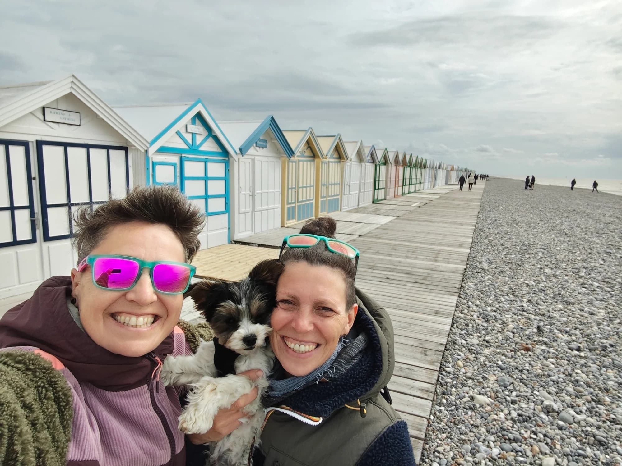 Valérie, Barbara et Aïto devant les cabines colorées de Mers-les-Bains.
