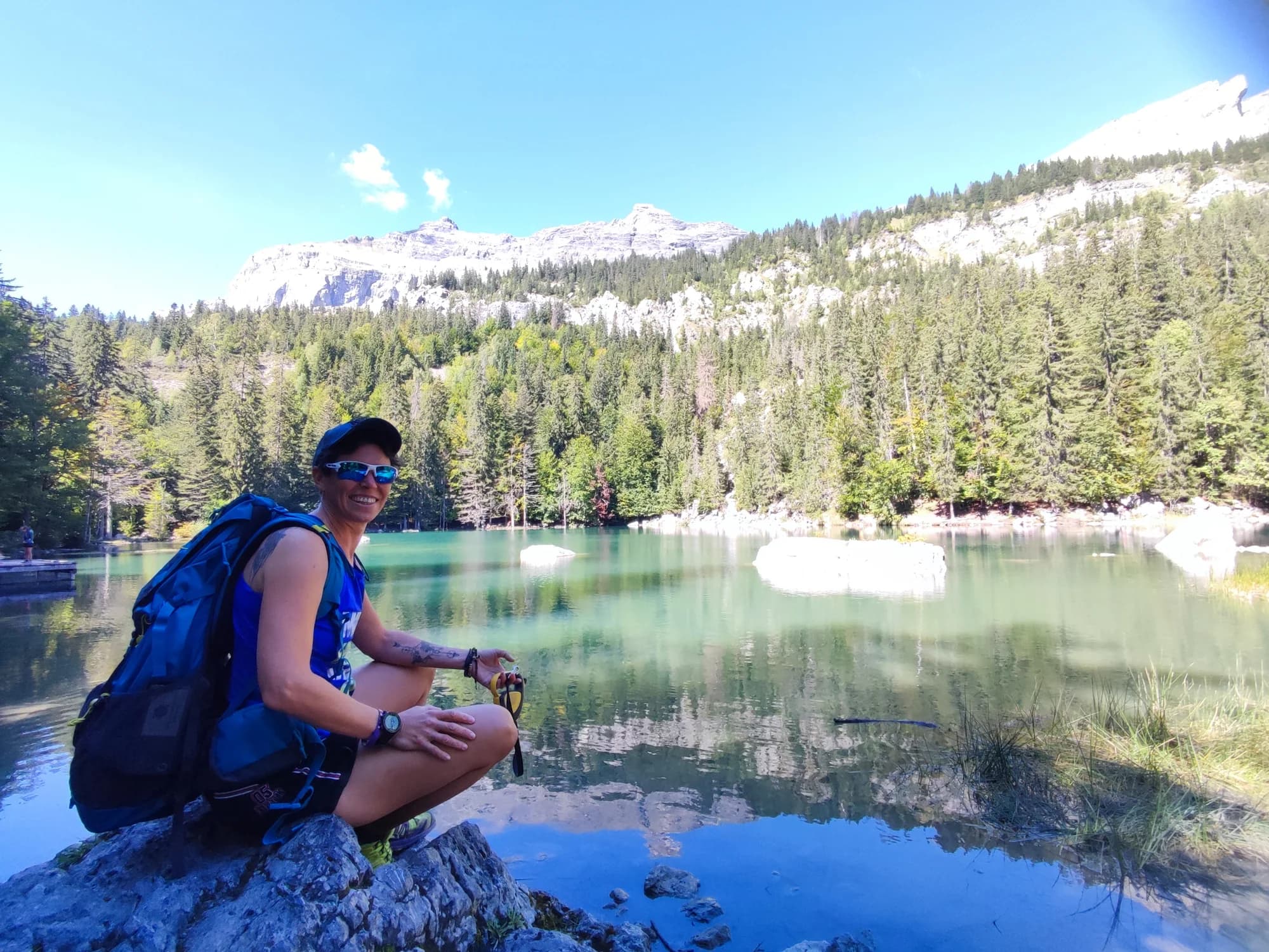 Valérie en randonnée au bord d’un lac de montagne.