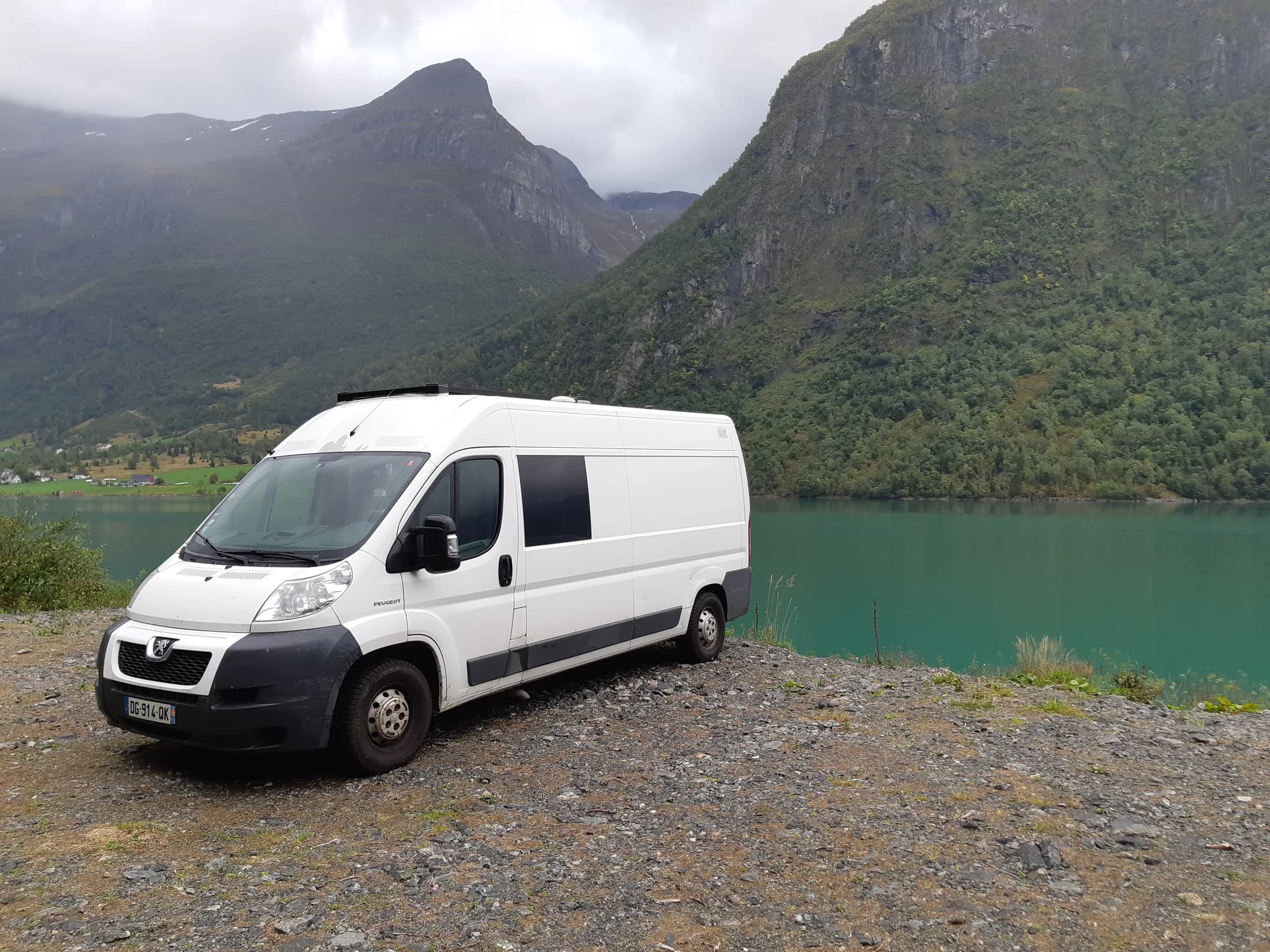 Le fourgon Bobby stationné au bord d’un lac de montagne en Norvège