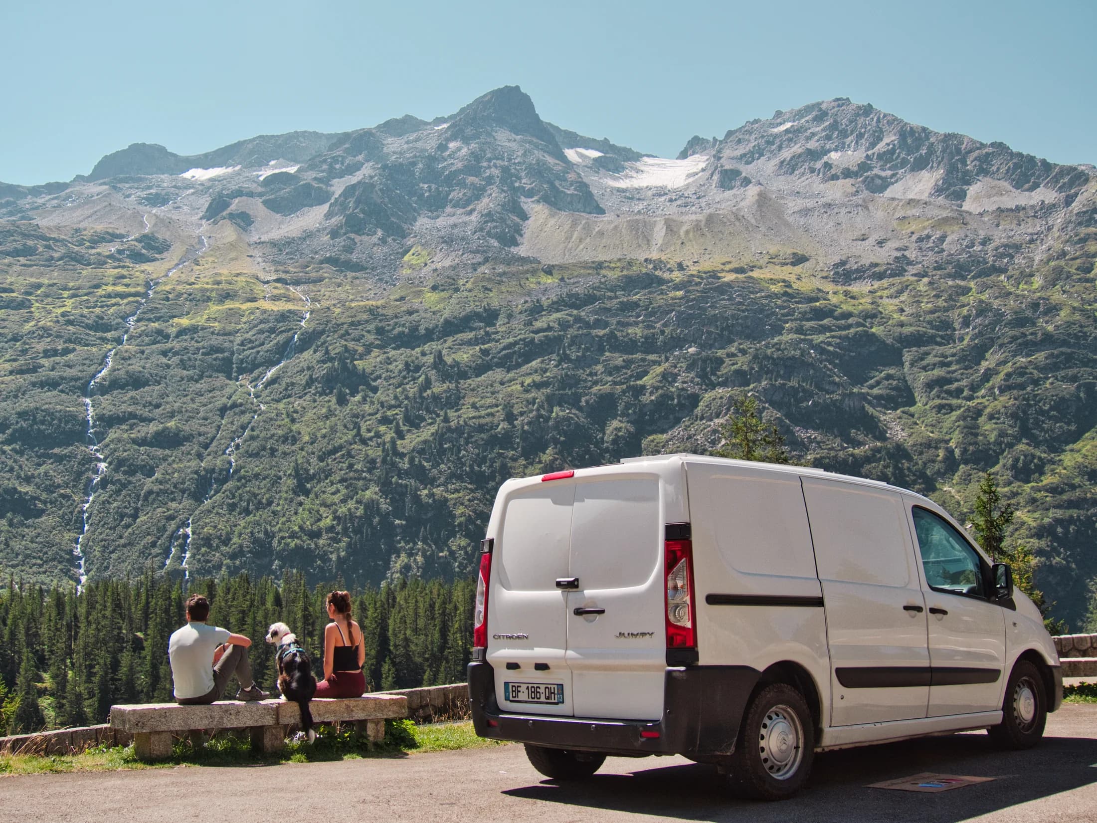 Le fourgon installé devant un paysage de montagne