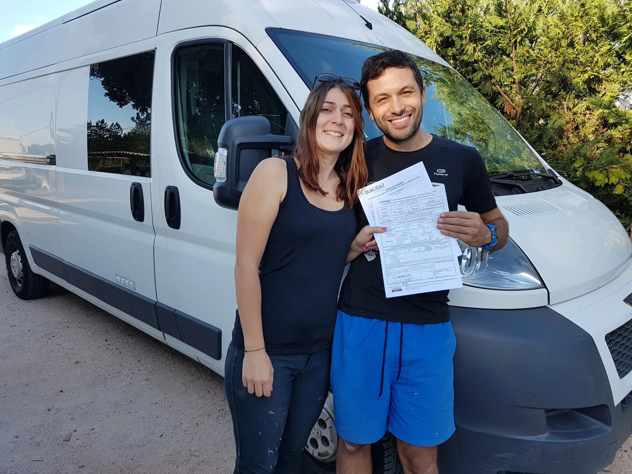 Sarah et Jordane devant leur premier fourgon avec son document d’homologation