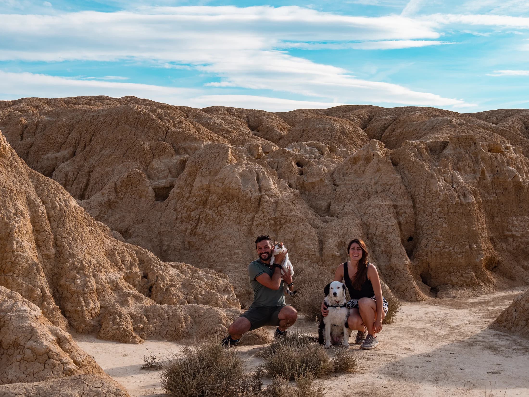 Sarah, Jordane et Héra réunis dans un paysage minéral