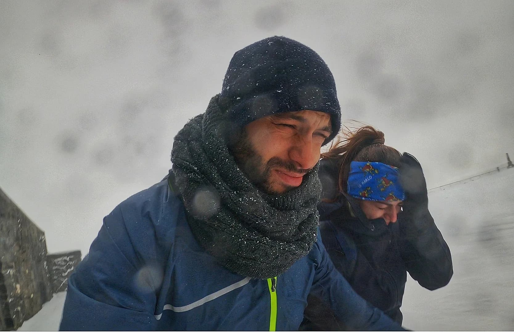 Sarah et Jordane emmitouflés dans une tempête de neige