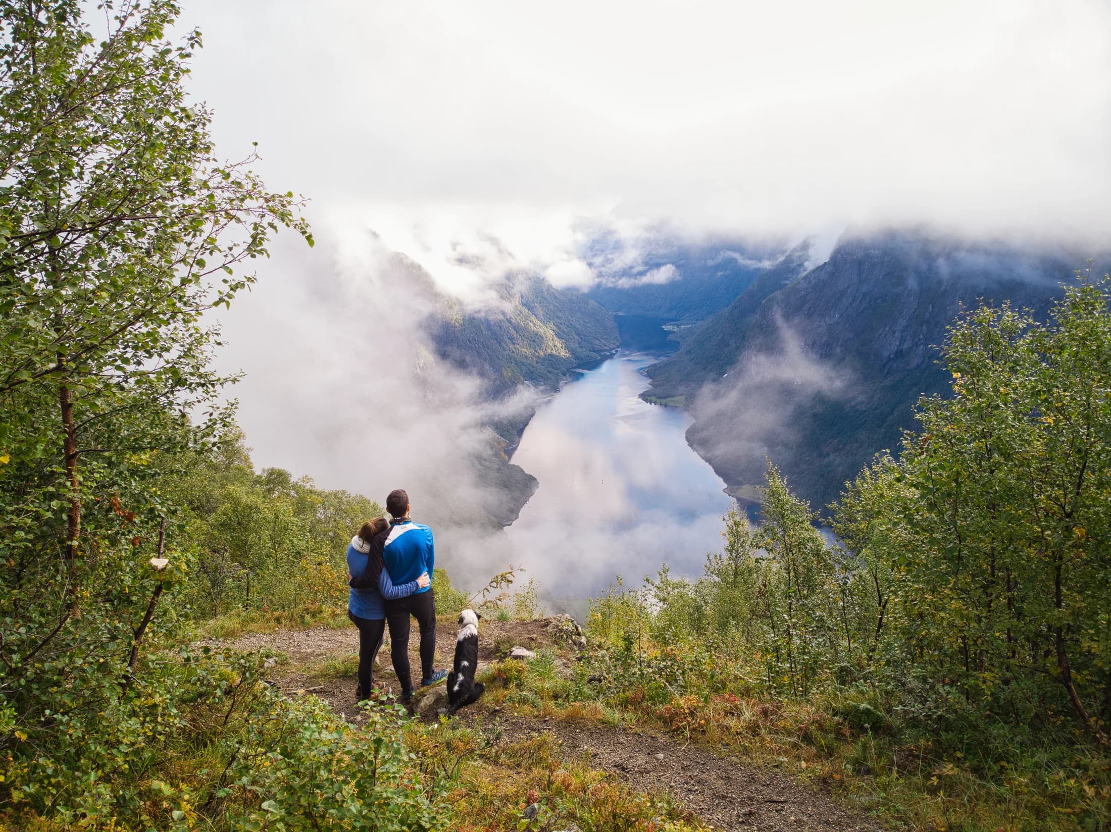 Sarah, Jordane et Héra regardent un fjord depuis un promontoire