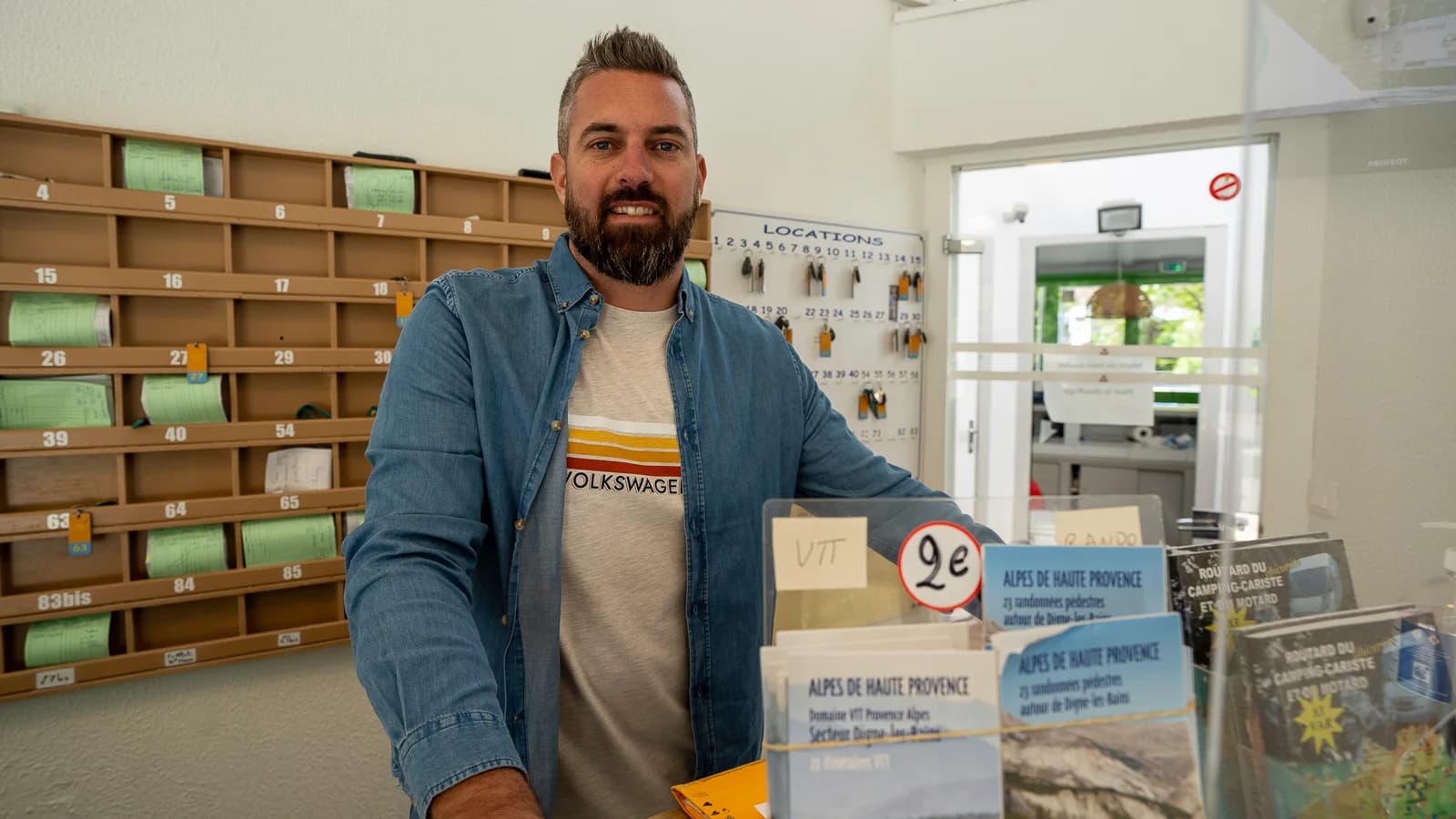 Clément à l’accueil du camping Les Eaux Chaudes