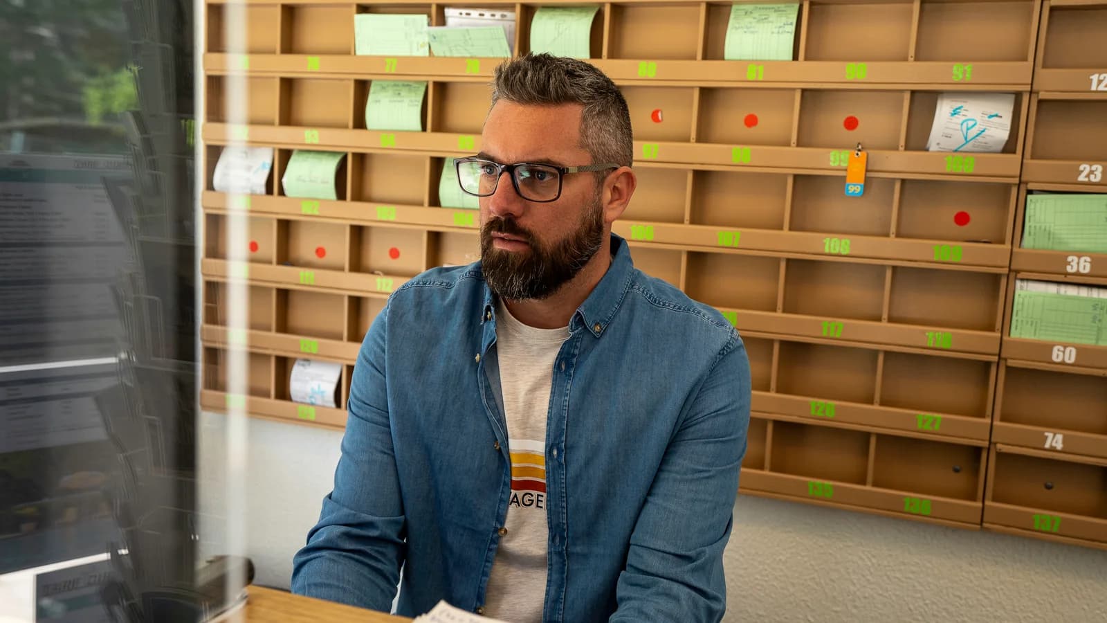 Clément au travail devant l’outil de gestion de la réception