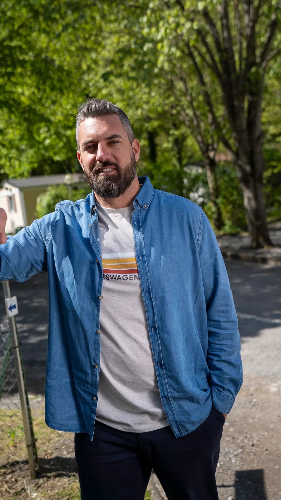 Clément de Label Vanlife sur le terrain du camping Les Eaux Chaudes