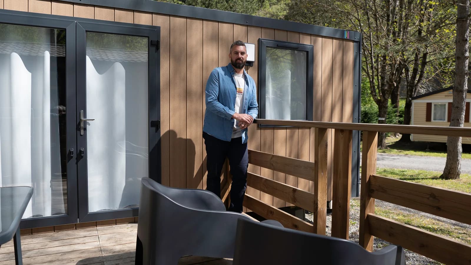 Clément devant un hébergement du camping Les Eaux Chaudes