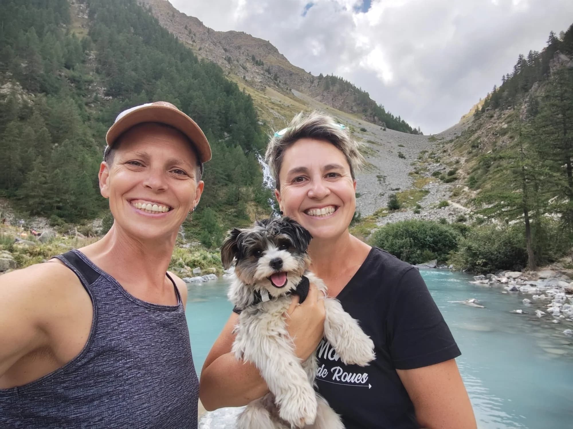 Barbara, Valérie et Aïto au bord d’une rivière de montagne.